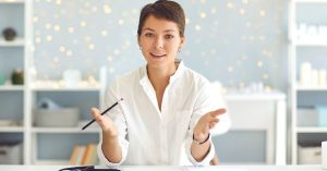 une femme avec un stylo dans la main qui vous parle en face à face