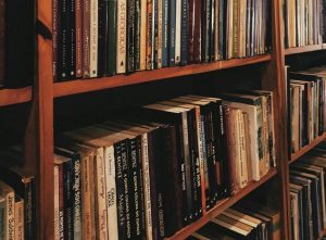 vue sur une bibliothèque avec des livres