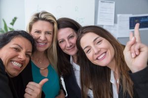4 femmes en groupe qui sourit